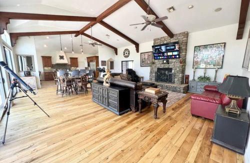 Hidden Valley Ranch House | Elegant Cabin Among the Pines-Views, Near Downtown