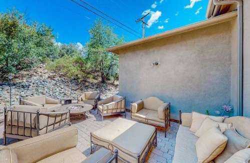 Hidden Valley Ranch House | Elegant Cabin Among the Pines-Views, Near Downtown