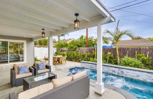 Orange House | Elegant Home w/Lrg Jacuzzi & 3 King EnSuites