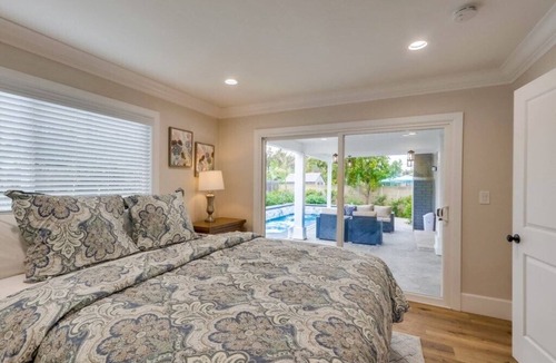 Orange House | Elegant Home w/Lrg Jacuzzi & 3 King EnSuites