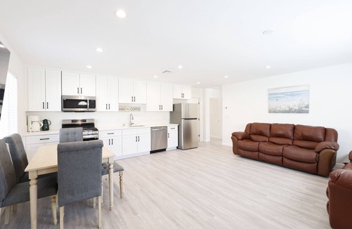 Northridge House | Elegant, luxury contemporary Family-sized vacation home