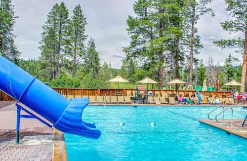 Truckee House | Elegant Mountain Retreat Shared Hot Tub Pool & Resort Amenities - Near Beach