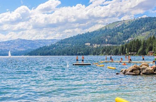 Truckee House | Elegant Mountain Retreat Shared Hot Tub Pool & Resort Amenities - Near Beach