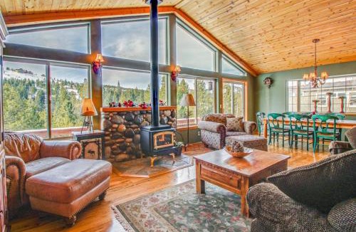 Truckee House | Elegant Mountain Retreat Shared Hot Tub Pool & Resort Amenities - Near Beach
