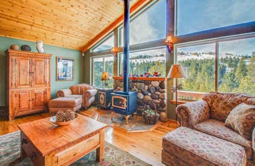 Truckee House | Elegant Mountain Retreat Shared Hot Tub Pool & Resort Amenities - Near Beach