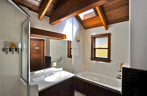 Elk Bed & Breakfast | Elk Cove Inn & Spa Jacuzzi Pet Friendly sleeps4 Champaign B fast Ocean View