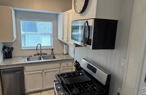 Downtown Sacramento House | Enchanting Downtown 2-Bedroom w/Gorgeous Backyard