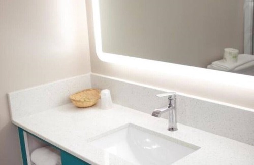 South Gate House | Enjoy a good deal on a comfortable stay in a convenient location