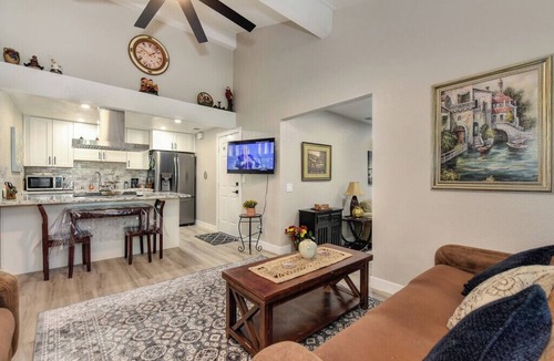 Sacramento House | Enjoy a stylish stay in this newly remodeled Sacramento home