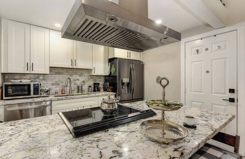 Sacramento House | Enjoy a stylish stay in this newly remodeled Sacramento home