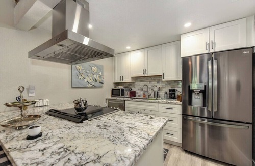 Sacramento House | Enjoy a stylish stay in this newly remodeled Sacramento home