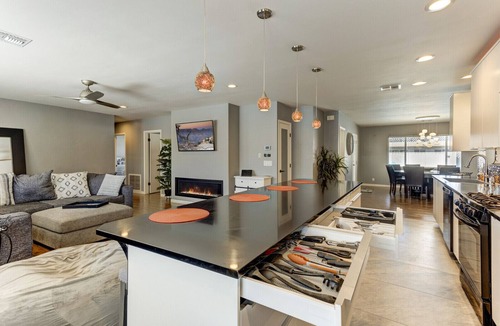 Village Grove House | Entertainers delight .Room and FUN for everyone