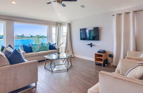 Central Mission Beach Villa | Entire 2nd Level ☆ 2 Water View Patios ☆ AC in ❤ of MB