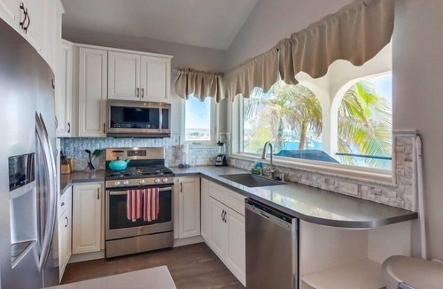 Central Mission Beach Villa | Entire 2nd Level ☆ 2 Water View Patios ☆ AC in ❤ of MB