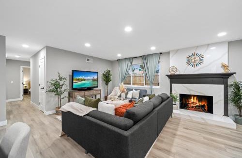 La Presa House | Entire Private Home with Hot Tub, Garage, King Bed, 3 Bedrooms 2 Bathrooms, Available Now