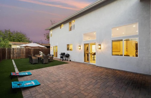 Bostonia House | Entire Private House with Garage, Gated Yard, King Bed House,3 Bedrooms 2 Bathrooms, Available Now