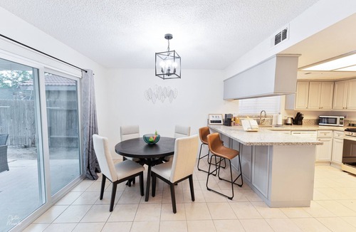 Pumpkin Center House | Entire SW 3bedroom 2.5bath house with Kingsize bed Bakersfield family-friendly