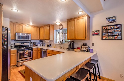 Truckee House | Escape to Margaritaville - Pet Friendly & Hot Tub. 30 Day Minimum Rental.