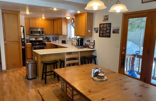 Truckee House | Escape to Margaritaville - Pet Friendly & Hot Tub. 30 Day Minimum Rental.