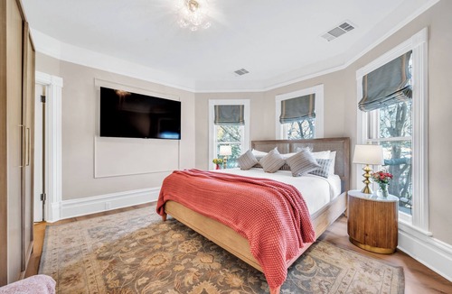 Napa Bed & Breakfast | Estate room at bed & breakfast in downtown Napa with AC, WiFi, pool, and hot tub