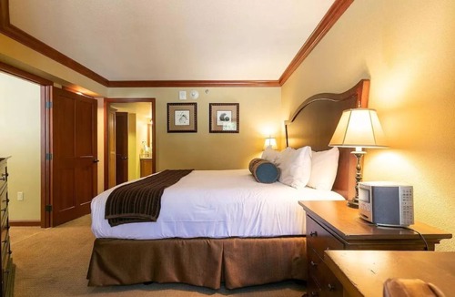 Olympic Valley Resort | Everline Resort and Spa - 1 Bedroom Fireplace Suite