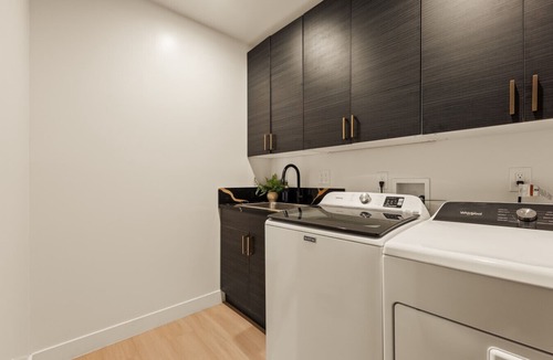 Universal City House | Executive 4BR/4BA Home Near Universal Studios