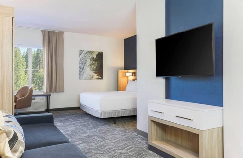 Truckee Hotel | Explore Donner Trails from Modern Room Perfect for Relaxation + Pets Allowed