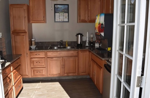 Old Town Hotel | Explore Harbor Island! Family-friendly Unit w/Free Breakfast, Great Location!