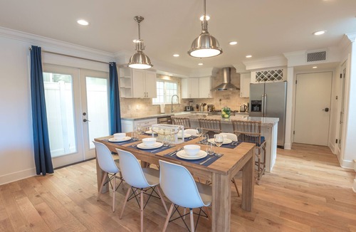 West Newport House | Fabulous Eight Bedroom Townhouse Duplex Near The Sand with AC!