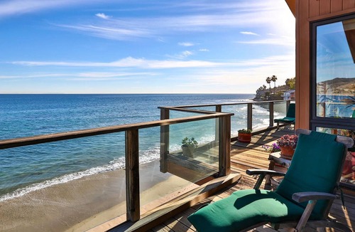 Central Malibu House | Fabulous five bedroom Malibu beach house on a dry private beach