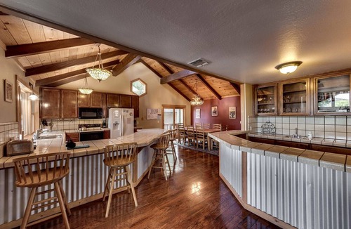 Groveland Cabin | Fabulous Lakefront Group Cabin with Game Room, Outdoor Pool and Tennis Court in Groveland, California