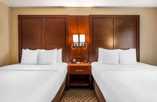 Fairfield Hotel | Fairfield Queen Studio w/Breakfast, Pool & Gym