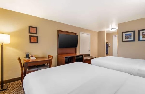Fairfield Hotel | Fairfield Queen Studio w/Breakfast, Pool & Gym