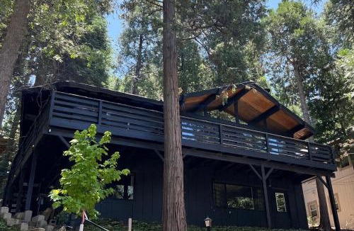 Crestline House | Fam & Pet Friendly Chalet w AC & BBQ - Top Rated