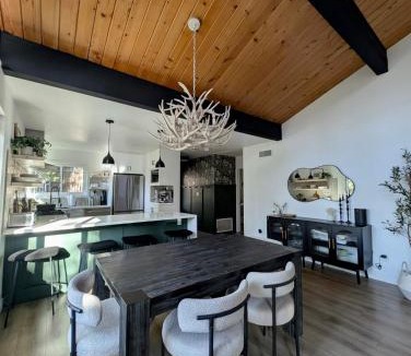 Crestline House | Fam & Pet Friendly Chalet w AC & BBQ - Top Rated