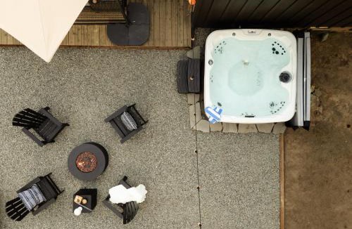 Valley Ranch House | Family Cabin With Hot Tub, Games, & Forest Views