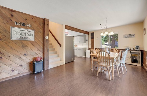Arnold Ski Chalet | Family Chalet w/Hot Tub nestled in Blue Lake Springs