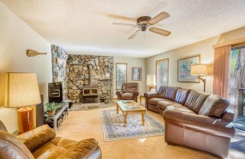 Tahoma House | Family-friendly home with a beautiful yard & deck - close to the lake & ski slopes