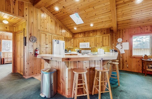 Chamberlands House | Family-Friendly Mountain Home with Decks, Views, Fireplaces, Walk to Beach