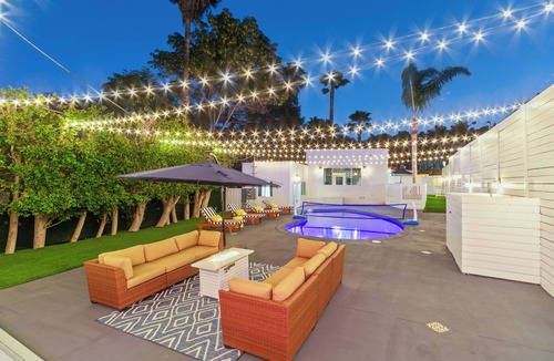 Universal City House | Family-Friendly Pool House near Universal Studios w/Guesthouse - Events Inquire
