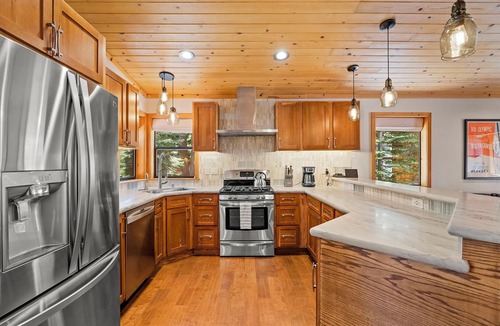 Truckee House | Family Retreat w/Games, Hot Tub, 2 Bunk Rooms, Desk & EV Charger | Near Trails