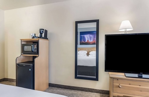 Palm Valley Hotel | Family Vacay awaits! Spacious Unit, Pool, Free Breakfast, Wifi, and Parking