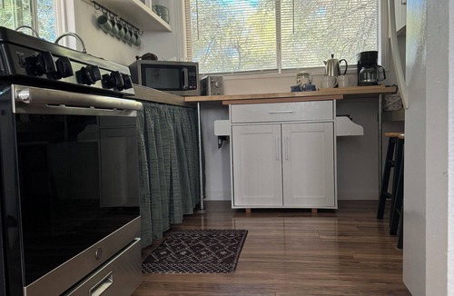 Upper Lake House | Farm house 2 bedrooms cottage in Upper Lake with WiFi, AC, and family-friendly.