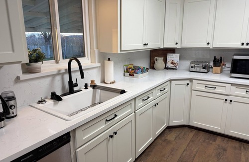 Lemoore House | Farmhouse Retreat - Lemoore/Surf Ranch -3br/2Ba
