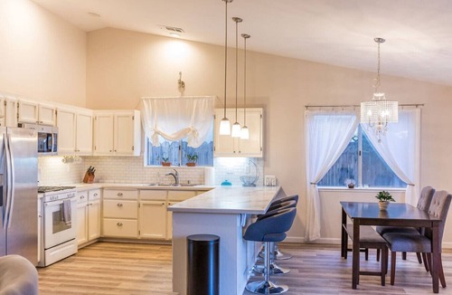 Columbia House | Fenced Pool 4BR King Bed En Route to Lassen
