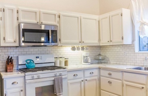 Columbia House | Fenced Pool 4BR King Bed En Route to Lassen