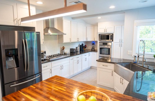Encino House | FIFA World Cup: UPSCALE & UPGRADED 3BR HOUSE in ENCINO with GARAGE & LARGE FENCED YARD/PATIO p84