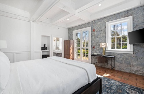 Santa Rosa Bed & Breakfast | First floor Cozy king room w/Wine Country Charm