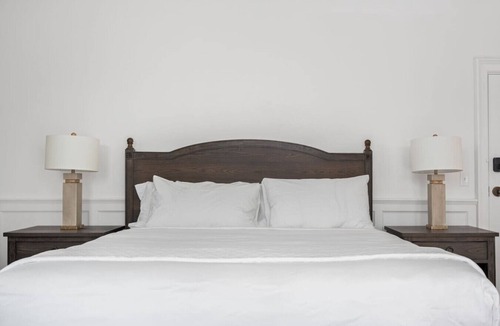 Santa Rosa Bed & Breakfast | First floor Cozy king room w/Wine Country Charm