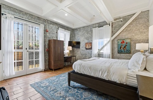 Santa Rosa Bed & Breakfast | First floor Cozy king room w/Wine Country Charm